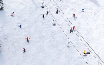 Una montaña nevada, una pista y su pendiente, la telesilla, los esquiadores, sno…