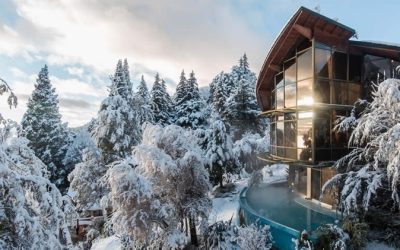 Ubicado a metros del Lago Nahuel Huapi, el Design Suites Bariloche ofrece todas …