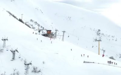 Cerro Bayo es el centro de ski argentino más cercano a un centro urbano, la mara…