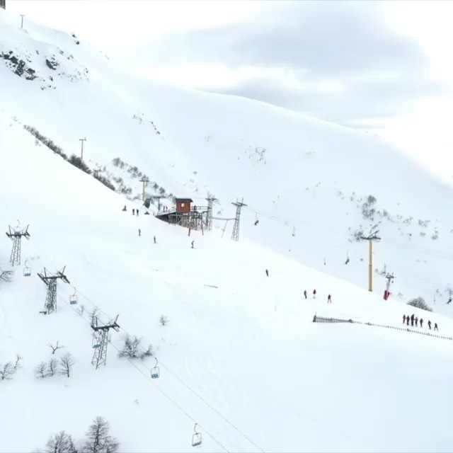 Cerro Bayo es el centro de ski argentino más cercano a un centro urbano, la mara…