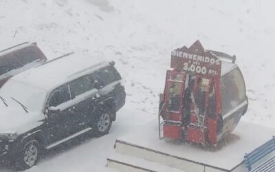 Imagenes de hoy de @valle_nevado que nos envia @marcclubourg Sigue nevando!!! @b…